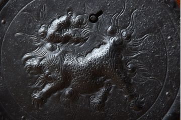 アンティーク家具　古民具・骨董　唐獅子の手打ち金具が美しい前面欅材の相馬箪笥