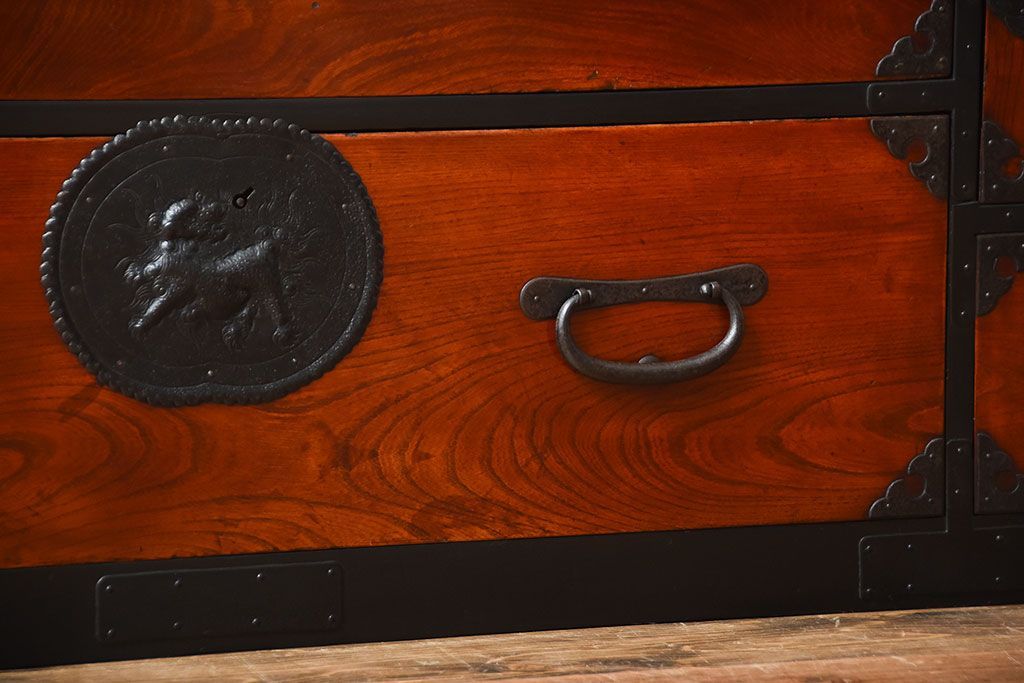 アンティーク家具　古民具・骨董　唐獅子の手打ち金具が美しい前面欅材の相馬箪笥