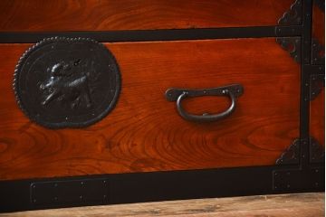 アンティーク家具　古民具・骨董　唐獅子の手打ち金具が美しい前面欅材の相馬箪笥