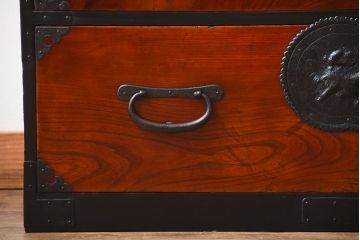 アンティーク家具　古民具・骨董　唐獅子の手打ち金具が美しい前面欅材の相馬箪笥