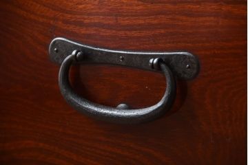 アンティーク家具　古民具・骨董　唐獅子の手打ち金具が美しい前面欅材の相馬箪笥