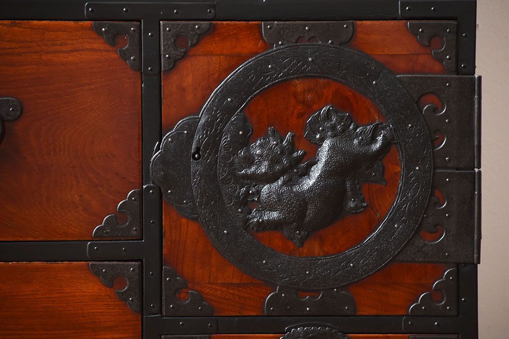 アンティーク家具　古民具・骨董　唐獅子の手打ち金具が美しい前面欅材の相馬箪笥