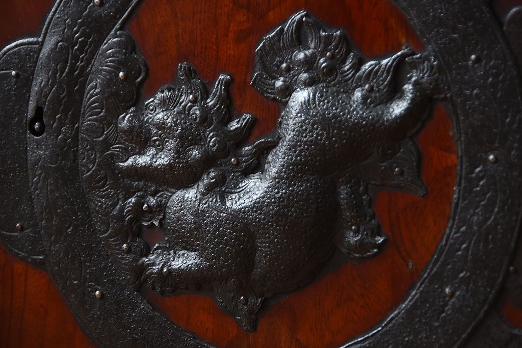 アンティーク家具　古民具・骨董　唐獅子の手打ち金具が美しい前面欅材の相馬箪笥