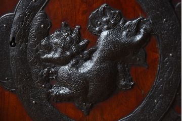 アンティーク家具　古民具・骨董　唐獅子の手打ち金具が美しい前面欅材の相馬箪笥