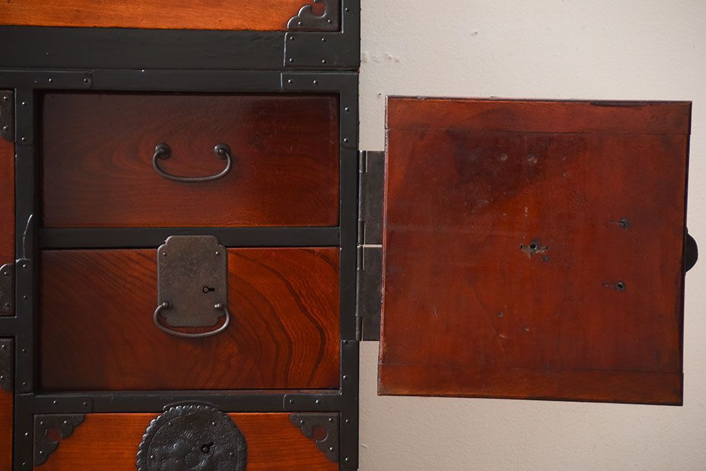 アンティーク家具　古民具・骨董　唐獅子の手打ち金具が美しい前面欅材の相馬箪笥