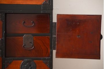 アンティーク家具　古民具・骨董　唐獅子の手打ち金具が美しい前面欅材の相馬箪笥