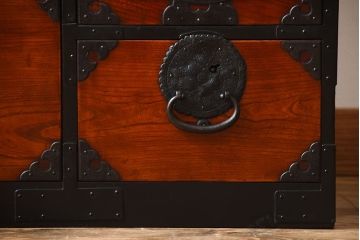 アンティーク家具　古民具・骨董　唐獅子の手打ち金具が美しい前面欅材の相馬箪笥