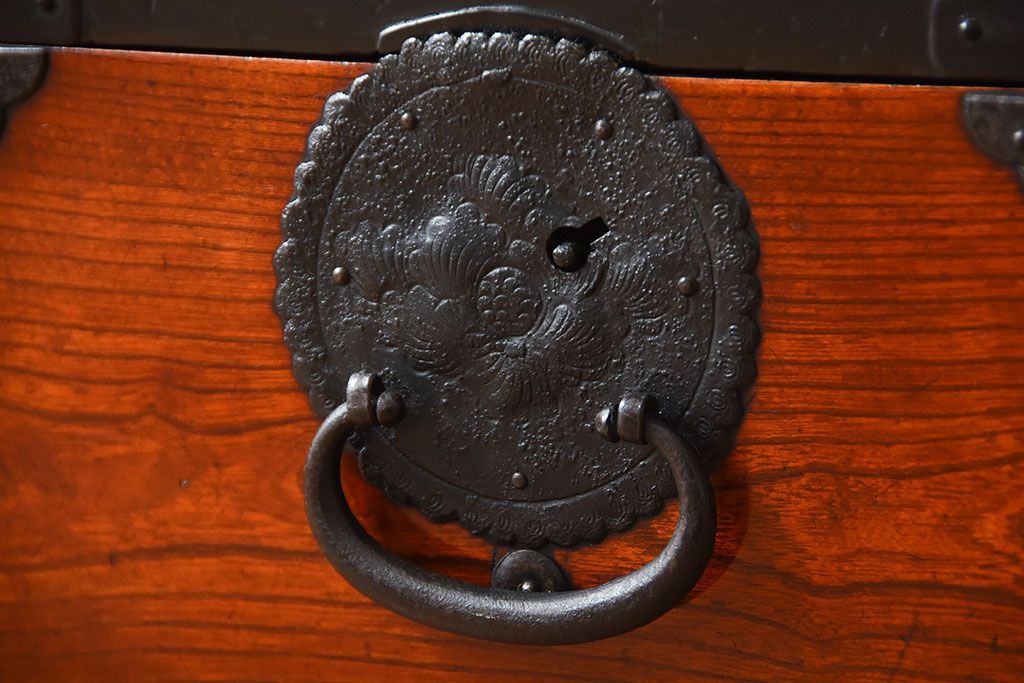 アンティーク家具　古民具・骨董　唐獅子の手打ち金具が美しい前面欅材の相馬箪笥