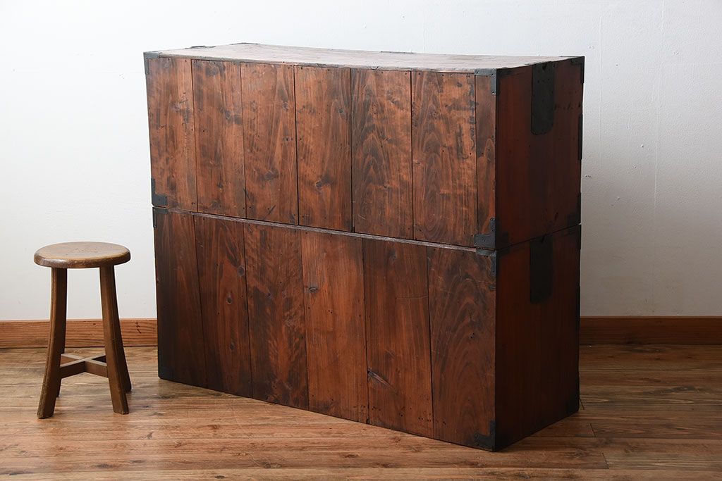 アンティーク家具　古民具・骨董　唐獅子の手打ち金具が美しい前面欅材の相馬箪笥