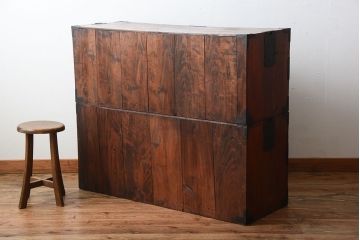 アンティーク家具　古民具・骨董　唐獅子の手打ち金具が美しい前面欅材の相馬箪笥