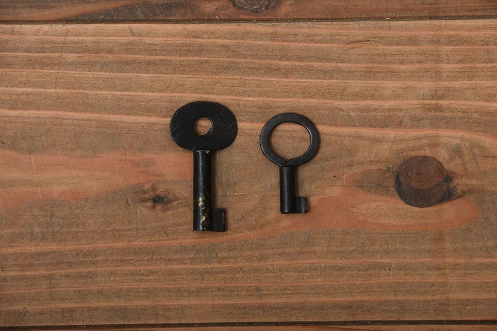 アンティーク家具　古民具・骨董　唐獅子の手打ち金具が美しい前面欅材の相馬箪笥