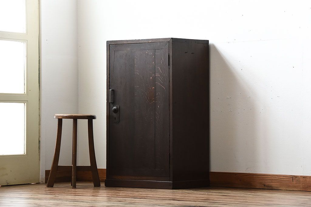 アンティーク家具　和製アンティーク　ダイヤル金具付き!古い木製の重厚な収納棚