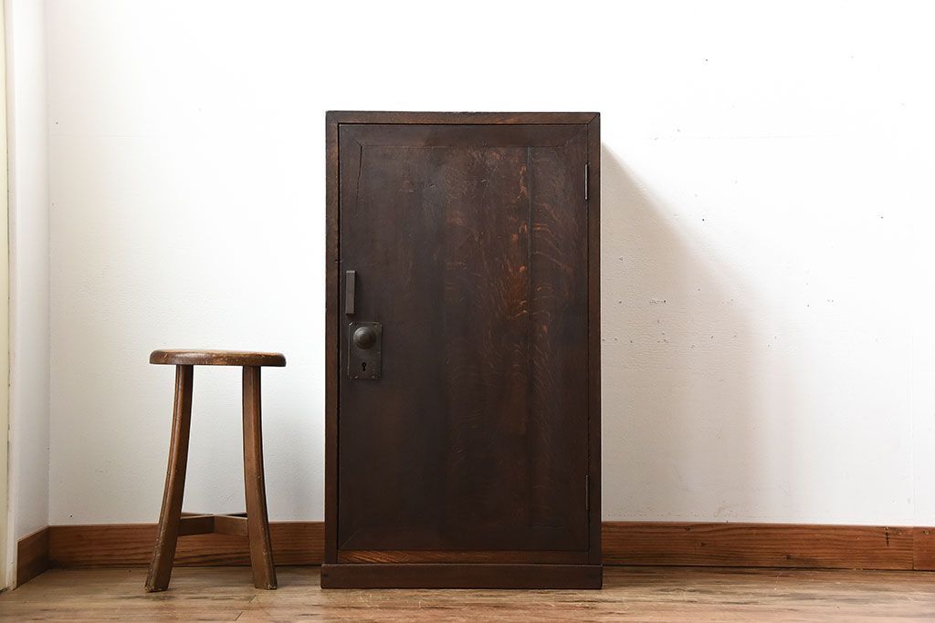 アンティーク家具　和製アンティーク　ダイヤル金具付き!古い木製の重厚な収納棚