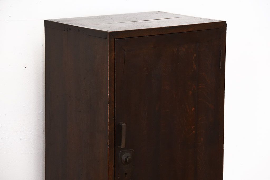 アンティーク家具　和製アンティーク　ダイヤル金具付き!古い木製の重厚な収納棚