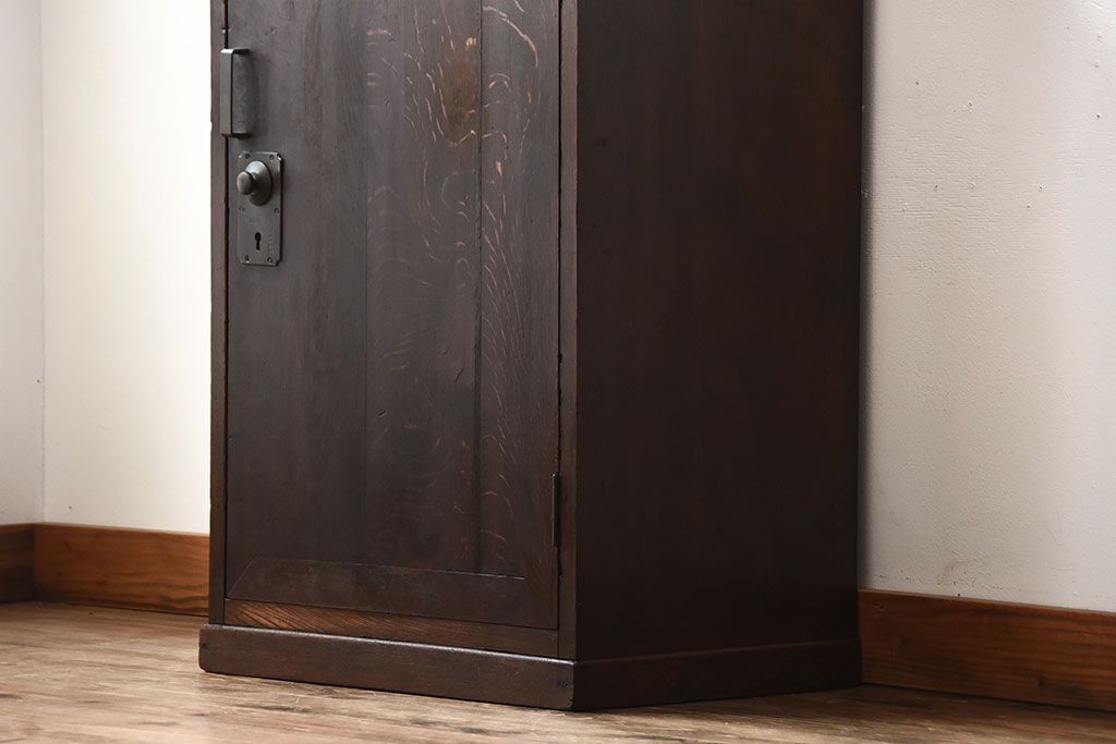 アンティーク家具　和製アンティーク　ダイヤル金具付き!古い木製の重厚な収納棚