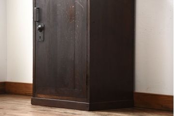 アンティーク家具　和製アンティーク　ダイヤル金具付き!古い木製の重厚な収納棚