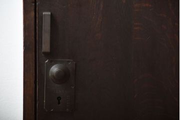 アンティーク家具　和製アンティーク　ダイヤル金具付き!古い木製の重厚な収納棚