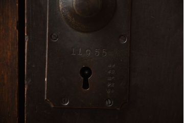 アンティーク家具　和製アンティーク　ダイヤル金具付き!古い木製の重厚な収納棚