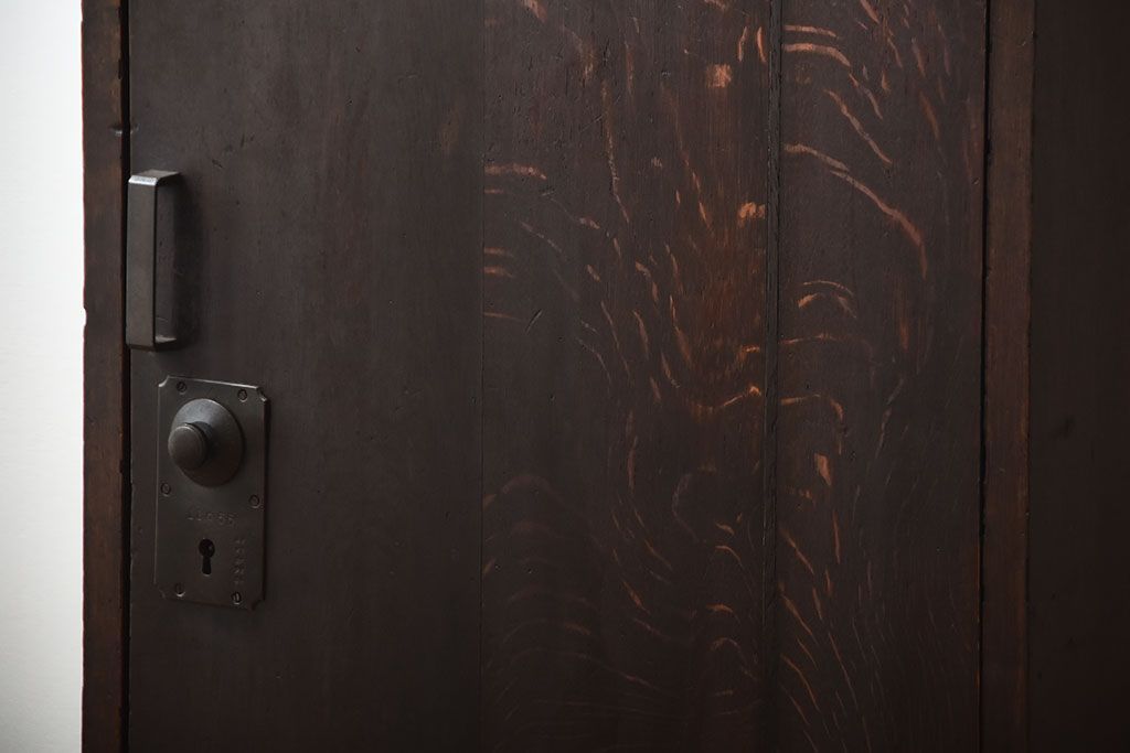 アンティーク家具　和製アンティーク　ダイヤル金具付き!古い木製の重厚な収納棚