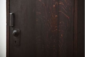 アンティーク家具　和製アンティーク　ダイヤル金具付き!古い木製の重厚な収納棚