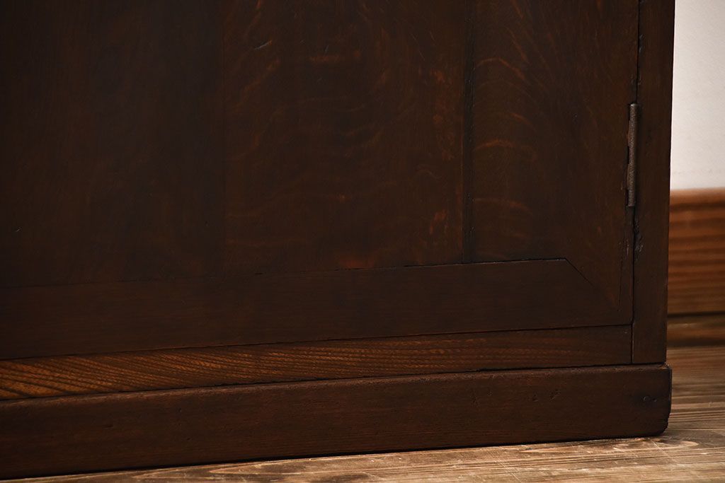 アンティーク家具　和製アンティーク　ダイヤル金具付き!古い木製の重厚な収納棚