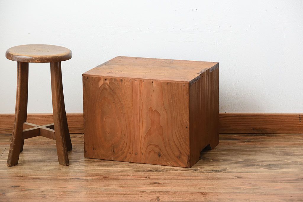 アンティーク家具　和製アンティーク　古い厚手の木製の丈夫な小引き出し