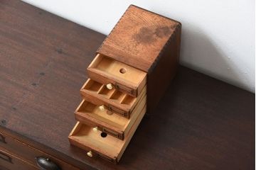 アンティーク家具　アンティーク　ネームプレート付き!古いナラ材のとても小さな小引き出し