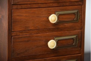 アンティーク家具　アンティーク　ネームプレート付き!古いナラ材のとても小さな小引き出し