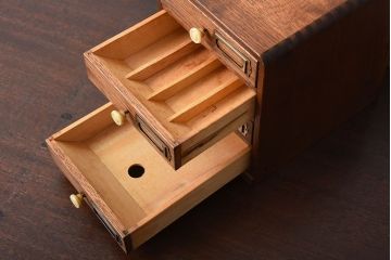 アンティーク家具　アンティーク　ネームプレート付き!古いナラ材のとても小さな小引き出し