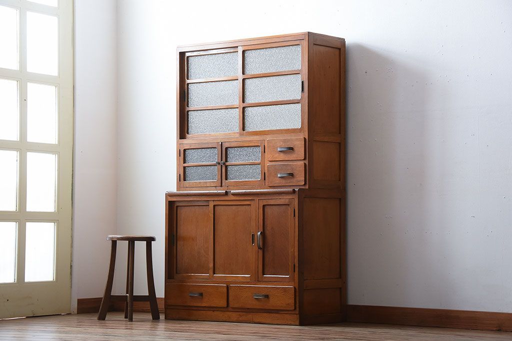 レトロ家具　昭和レトロ　古い木製のアンティークカップボード