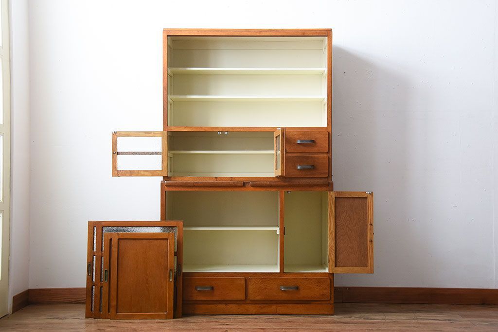 レトロ家具　昭和レトロ　古い木製のアンティークカップボード