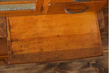 レトロ家具　昭和レトロ　古い木製のアンティークカップボード