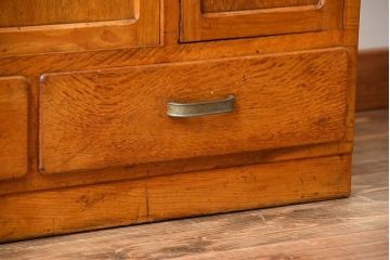 レトロ家具　昭和レトロ　古い木製のアンティークカップボード