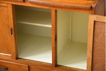 レトロ家具　昭和レトロ　古い木製のアンティークカップボード