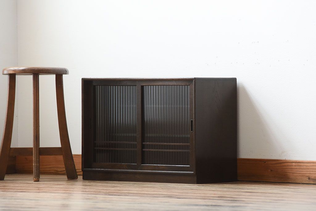 アンティーク家具　和製アンティーク　古い木製の小さなモールガラス引き戸収納棚