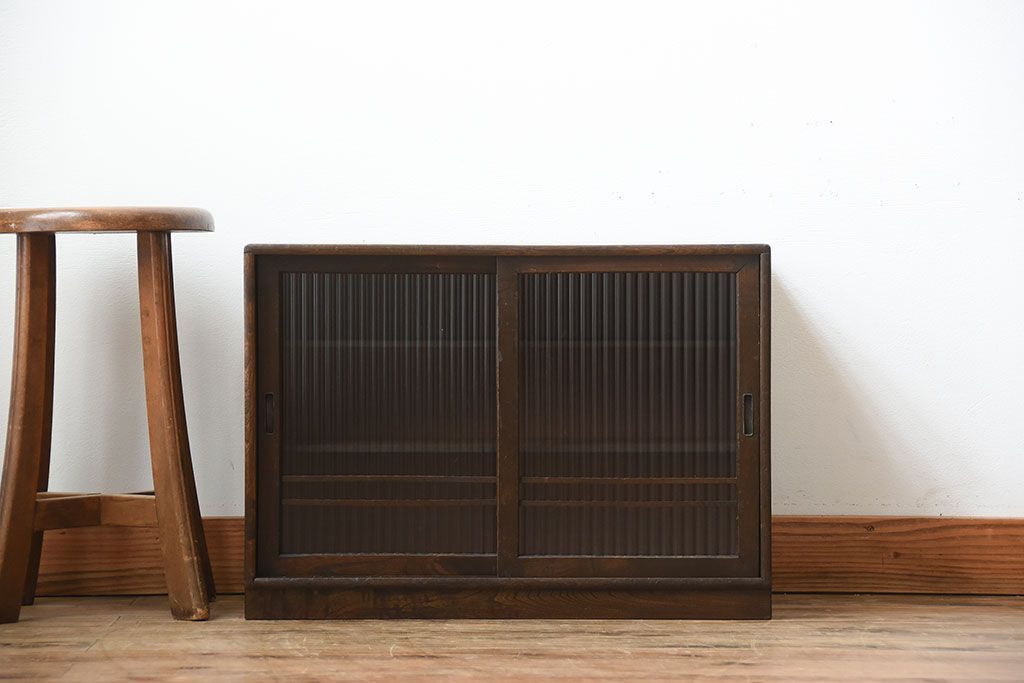 アンティーク家具　和製アンティーク　古い木製の小さなモールガラス引き戸収納棚