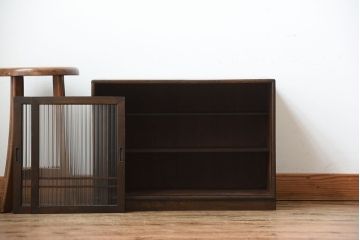 アンティーク家具　和製アンティーク　古い木製の小さなモールガラス引き戸収納棚