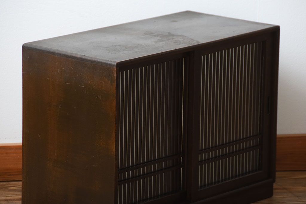 アンティーク家具　和製アンティーク　古い木製の小さなモールガラス引き戸収納棚