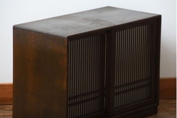 アンティーク家具　和製アンティーク　古い木製の小さなモールガラス引き戸収納棚