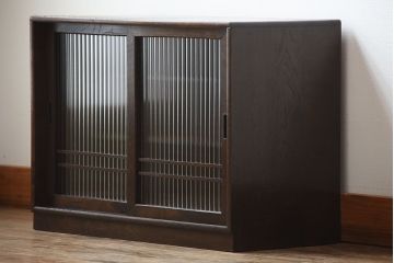 アンティーク家具　和製アンティーク　古い木製の小さなモールガラス引き戸収納棚