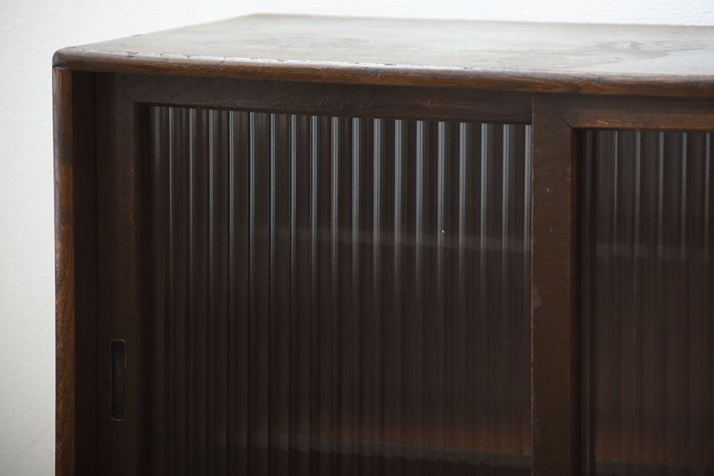 アンティーク家具　和製アンティーク　古い木製の小さなモールガラス引き戸収納棚