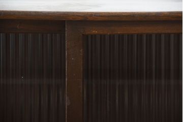 アンティーク家具　和製アンティーク　古い木製の小さなモールガラス引き戸収納棚