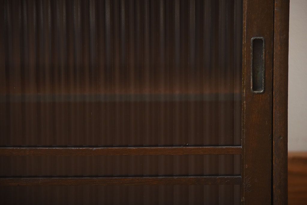 アンティーク家具　和製アンティーク　古い木製の小さなモールガラス引き戸収納棚