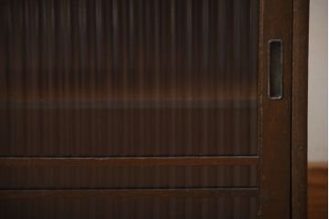 アンティーク家具　和製アンティーク　古い木製の小さなモールガラス引き戸収納棚