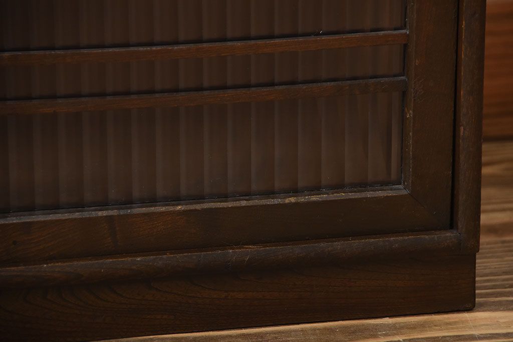 アンティーク家具　和製アンティーク　古い木製の小さなモールガラス引き戸収納棚