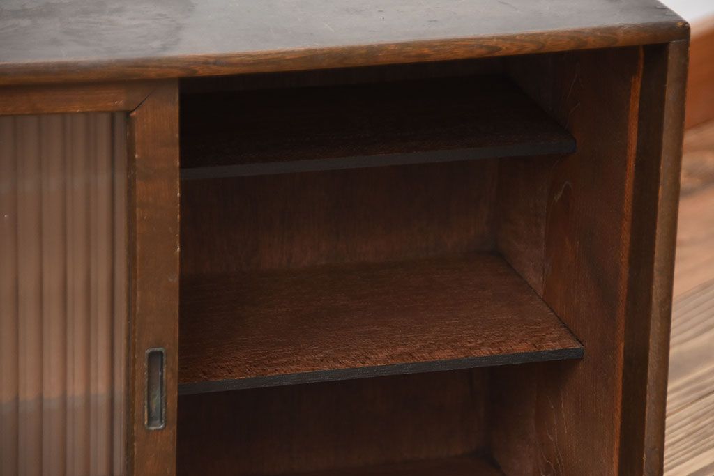 アンティーク家具　和製アンティーク　古い木製の小さなモールガラス引き戸収納棚