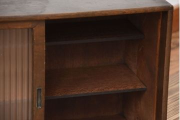 アンティーク家具　和製アンティーク　古い木製の小さなモールガラス引き戸収納棚