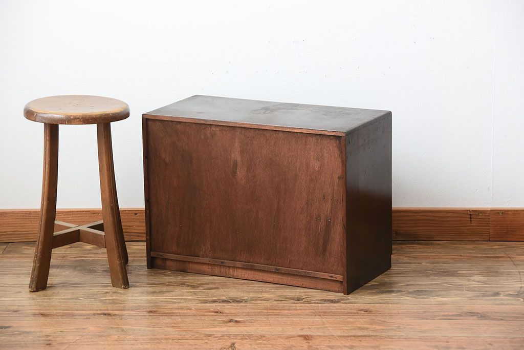 アンティーク家具　和製アンティーク　古い木製の小さなモールガラス引き戸収納棚