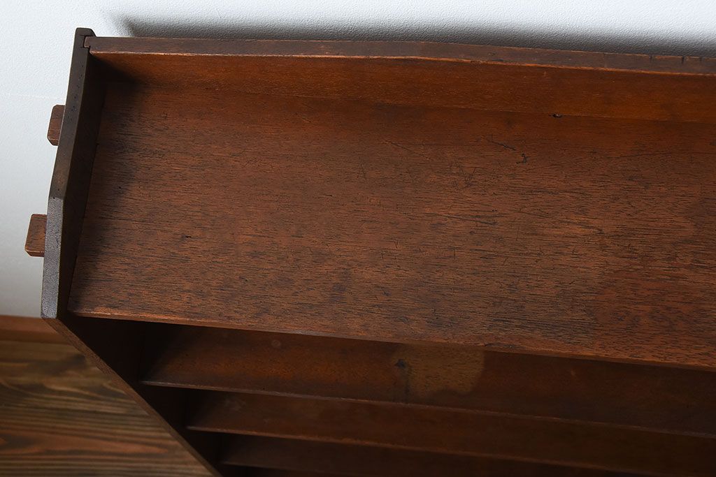 レトロ家具　昭和レトロ　古い栓材の楔式アンティーク本棚(飾り棚)