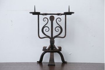 アンティーク雑貨　イギリスアンティーク　重厚なアイアン製2灯キャンドルスタンド
